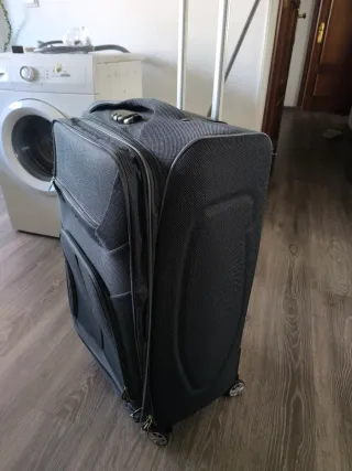 Maleta de viaje gris y negra