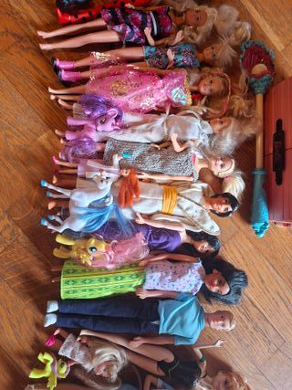 Lotto 24 Barbie + Cavallo e Ambulanza