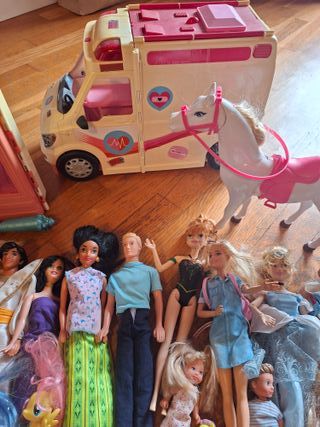 Lotto 24 Barbie + Cavallo e Ambulanza