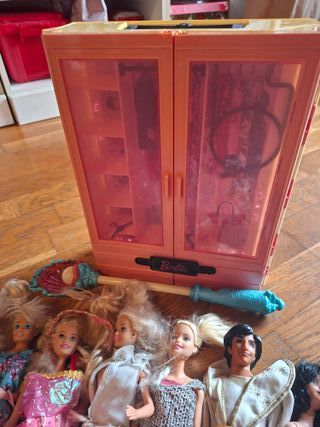 Lotto 24 Barbie + Cavallo e Ambulanza