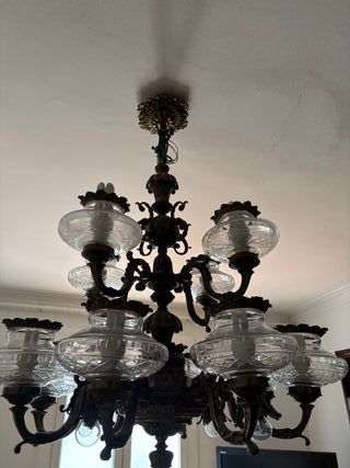 Lámpara de araña antigua de cristal y metal