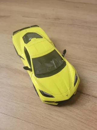 Corvette C8 1/24 Amarillo
