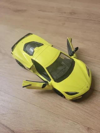 Corvette C8 1/24 Amarillo