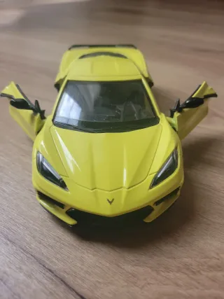 Corvette C8 1/24 Amarillo
