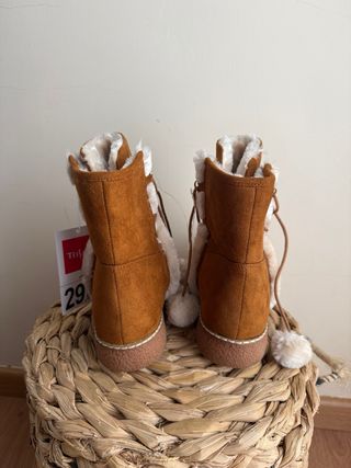 Botas de invierno marrones con pompón