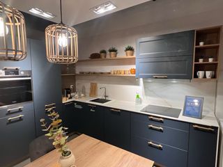 Cocina de exposición azul y marrón