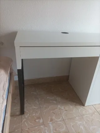 Escritorio MICKE IKEA Negro y Blanco