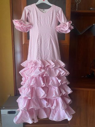 Traje de flamenca rosa con lunares