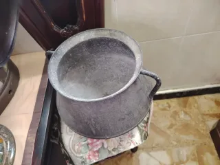 Caldero antiguo de hierro forjado