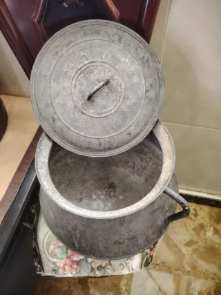 Caldero antiguo de hierro forjado