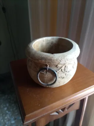 Jarrón de cerámica con asa metálica