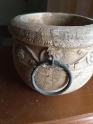 Jarrón de cerámica con asa metálica