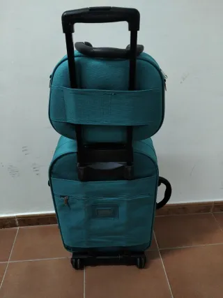 Maleta de viaje azul verdoso