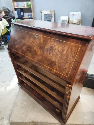 Secreter, mesa y mesilla de madera