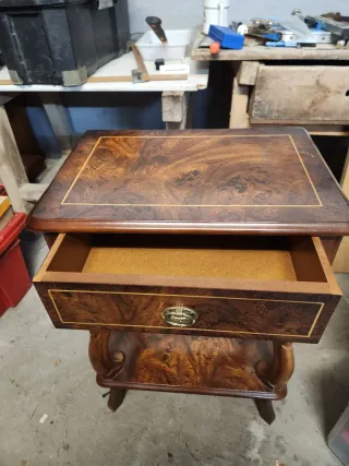 Secreter, mesa y mesilla de madera