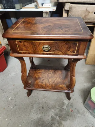 Secreter, mesa y mesilla de madera