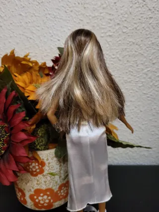 Muñeca Barbie con vestido blanco y sombrero