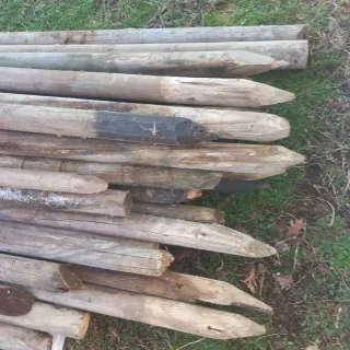 Palos de madera para vallas o construcción