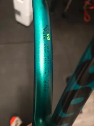 Wilson Blade v9 100L Raqueta Tenis Empuñadura 2