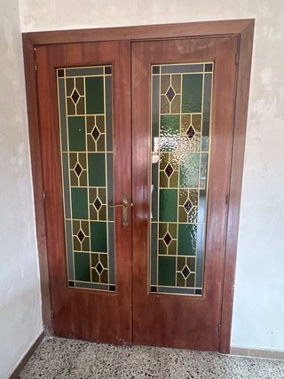 Seis puertas de madera y dos de cristal. Se vende