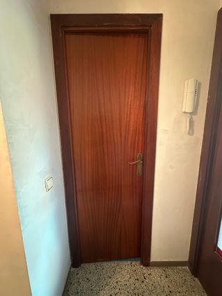Seis puertas de madera y dos de cristal. Se vende