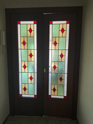 Seis puertas de madera y dos de cristal. Se vende