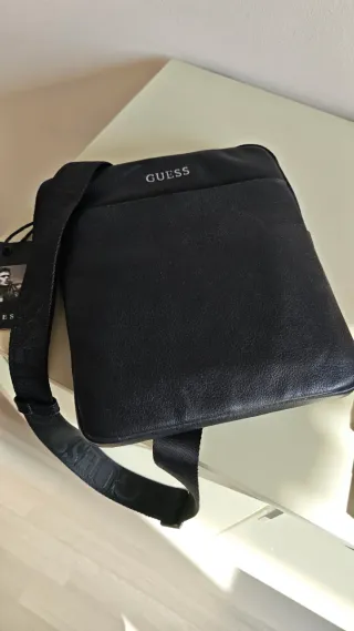 Bolso bandolera Guess negro. Sin usar