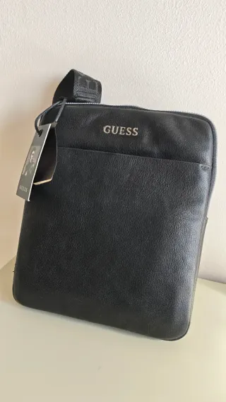 Bolso bandolera Guess negro. Sin usar