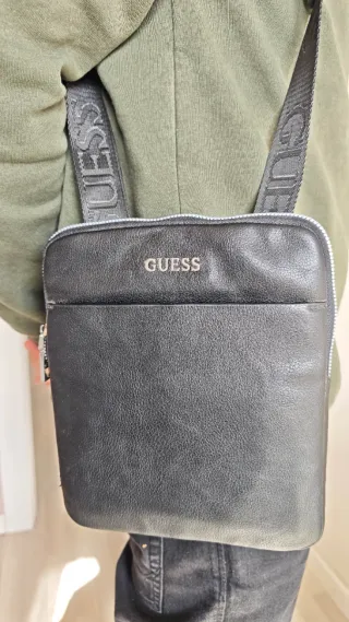 Bolso bandolera Guess negro. Sin usar