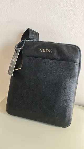 Bolso bandolera Guess negro. Sin usar