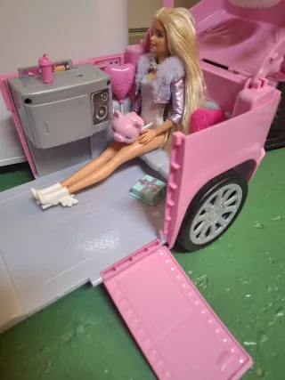 Limusina Barbie Rosa con Muñecas y accesorios.