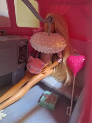 Limusina Barbie Rosa con Muñecas y accesorios.