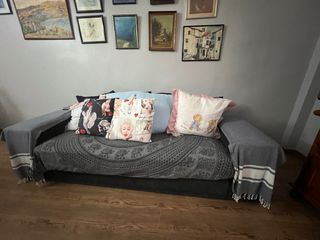 Sofá gris con cojines decorativos