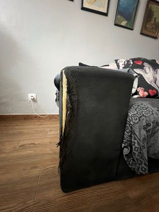 Sofá gris con cojines decorativos