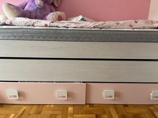 Cama infantil rosa y gris con escritorio y mueble