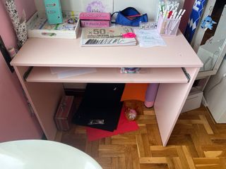 Cama infantil rosa y gris con escritorio y mueble