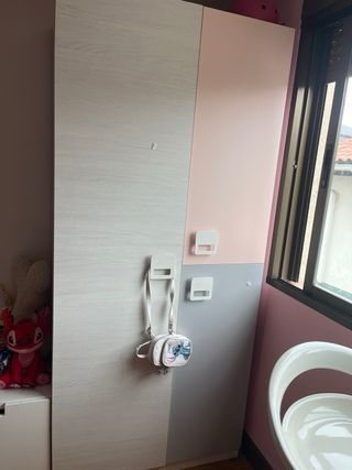 Cama infantil rosa y gris con escritorio y mueble