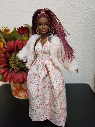 Muñeca barbie curvy con vestido floral y abrigo