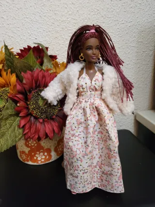 Muñeca barbie curvy con vestido floral y abrigo