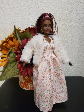 Muñeca barbie curvy con vestido floral y abrigo