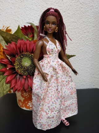 Muñeca barbie curvy con vestido floral y abrigo