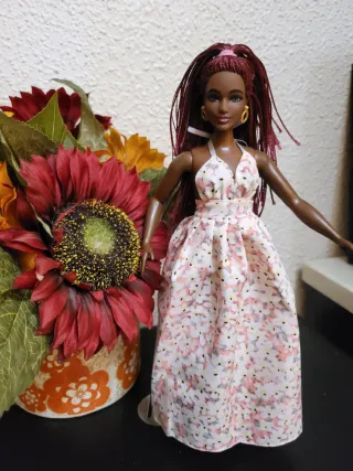 Muñeca barbie curvy con vestido floral y abrigo