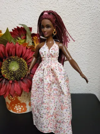 Muñeca barbie curvy con vestido floral y abrigo