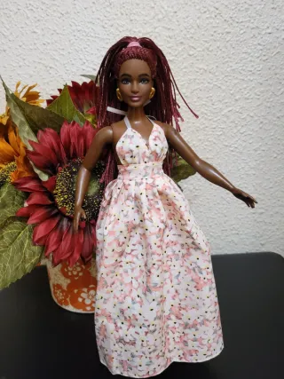 Muñeca barbie curvy con vestido floral y abrigo
