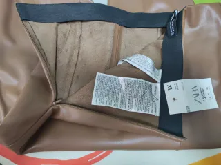 Pantalón polipiel Zara marrón