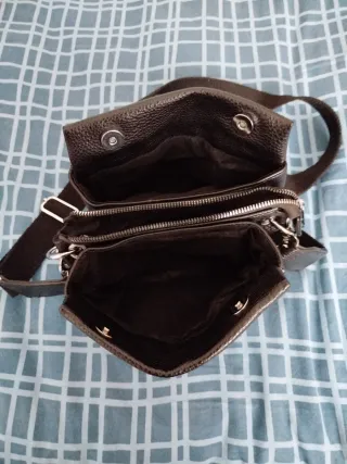 Bolso negro con cadena plateada