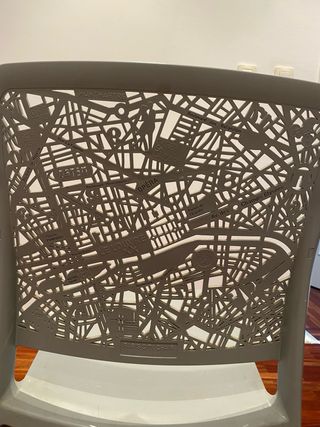 Sedie grigie in plastica