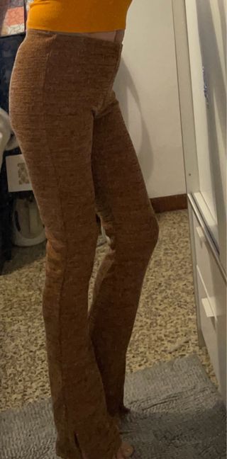 Pantalón moderno marrón acampanado