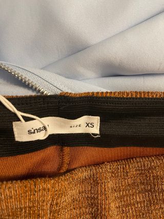 Pantalón moderno marrón acampanado