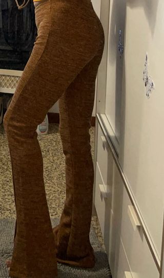 Pantalón moderno marrón acampanado